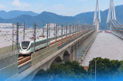 国内首条跨海市域铁路通车运营