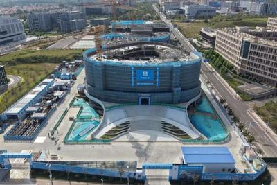中国海洋大学海洋科教创新园区（西海岸校区）大学生活动中心项目主体封顶