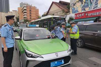 在重点区域设置30余处执法点位，青岛交通守护中秋“团圆路”