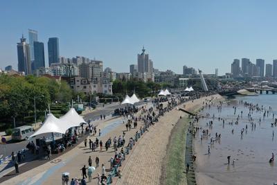 青岛今天多云间晴，市区最高气温26℃，最低气温19℃
