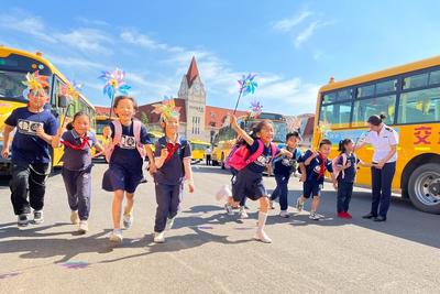 3616条线路、362650名学子……青岛温馨校车15年温暖版图再扩容