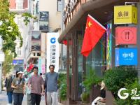 国旗飘扬，青岛街头换上国庆靓装