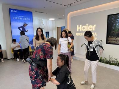AI 触达家门口！解锁社区科技生活新体验 | 石岭路社区居民实地体验海尔智能外骨骼
