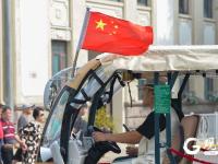国旗飘扬，青岛街头换上国庆靓装