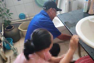 高温下俯身抢修漏水点！胶州水务用实干暖了居民心