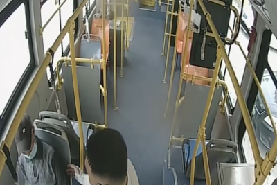 八旬老人乘车突然失去意识，青岛巴士驾驶员紧急救助化险为夷