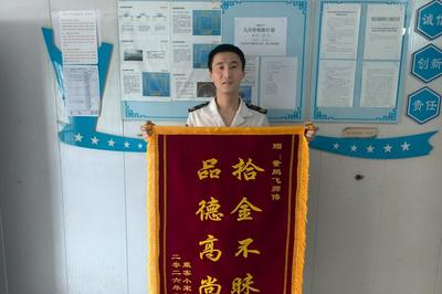 青岛公交驾驶员拾金不昧，失主送来锦旗表谢意