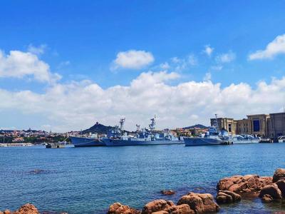 青岛今天多云间晴，市区最高气温26℃，最低气温20℃