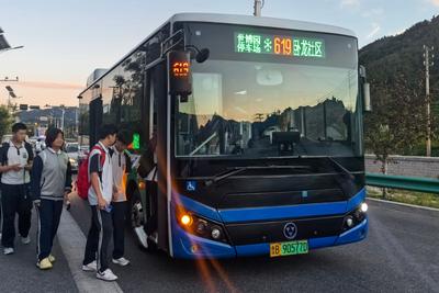 打通通学“最后一段路”！从家门口到校门口，青岛公交护航学子求学路