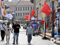 国旗飘扬，青岛街头换上国庆靓装