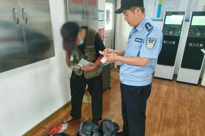 装有5800元现金的包遗落公交车，青岛民警联动公交帮老人寻回