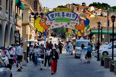 青岛今天多云间阴，市区最高气温24℃，最低气温20℃
