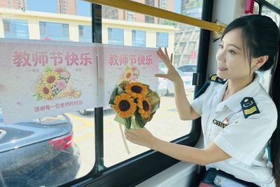 车窗贴海报、车内设专墙！青岛多条公交线路化身“移动教室”送祝福