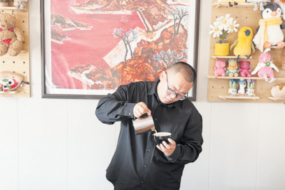 旧厂房飘出咖啡香！即墨小伙李茂贇返乡创业，“工业风”碰撞“田园味”