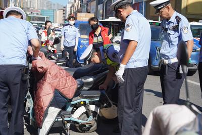 遵守交通规则、文明规范停车！李沧区多部门联合整治电动车乱停放