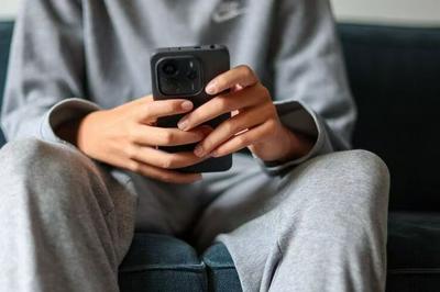 法国就15岁以下未成年人社媒禁令向欧盟提交新版法案
