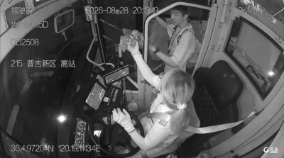 青岛一少年写下四页感谢信点赞这位女公交驾驶员，咋回事？