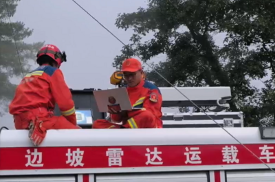 携带无人机等装备，救援队伍持续开展吉隆口岸堰塞湖监测工作