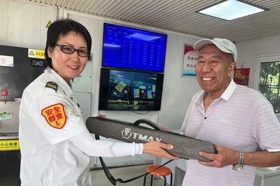 七旬老人在青岛公交车上遗失电吹管，接下来的两小时太暖心……