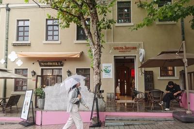 青岛今天阴有小雨，市区最高气温24℃，最低气温19℃