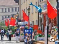 国旗飘扬，青岛街头换上国庆靓装