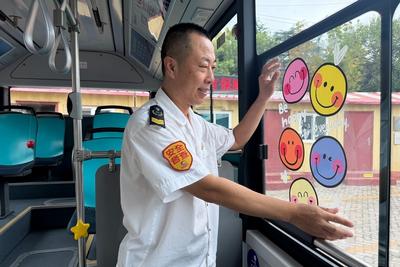 驱散秋乏！青岛巴士389路公交车变身“移动解压驿站”