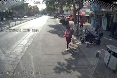 乘客着急赶车，青岛巴士驾驶员两次停车等候
