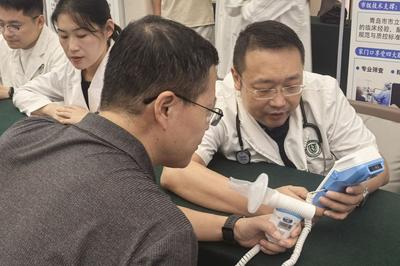 “政辅讲堂上门讲政策”活动走进八大关