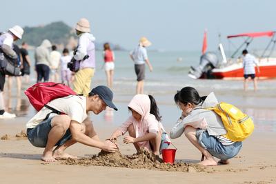亲子、冲浪……石老人海水浴场化身“百变游乐场”
