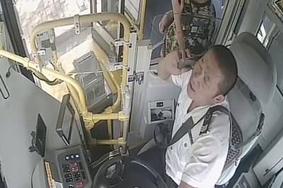 凡人善举暖车厢！青岛巴士这位驾驶员连续传递服务温情