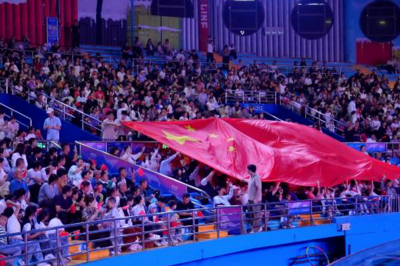万人传递国旗，青岛极地“鲸趣国潮盛典”燃动假期