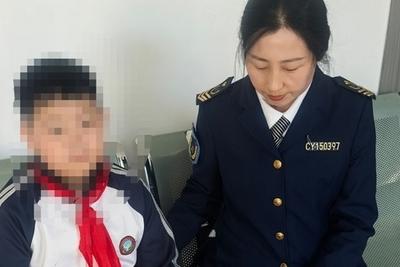 学生乘车途中腿部受伤，青岛校车照管员及时送医