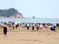 亲子、冲浪……石老人海水浴场化身“百变游乐场”