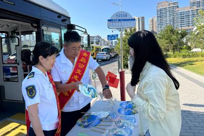 传递城市温度、擦亮流动窗口！青岛巴士志愿者国庆假期坚守一线