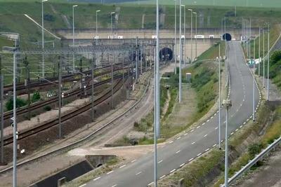 英法海底隧道法国入口处客车与列车相撞致19人伤