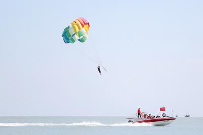 亲子、冲浪……石老人海水浴场化身“百变游乐场”