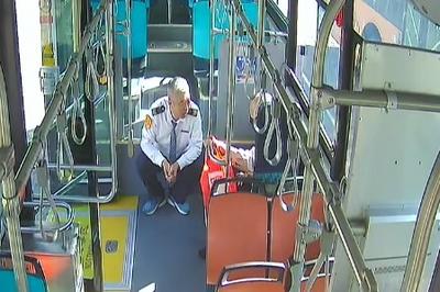 九旬老人乘车迷路，青岛巴士驾驶员与民警接力送回家