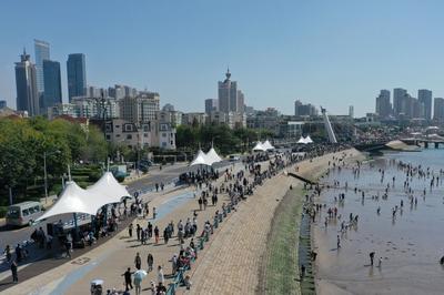 青岛今天晴间多云，最高气温23℃，最低气温19℃