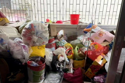 母亲大量囤积废品致家人肺部感染！儿子无奈求助消防