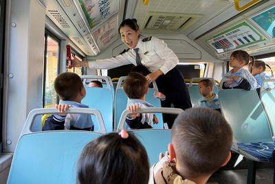 防灾避险从娃娃抓起！温馨巴士开进幼儿园，安全课堂“活”起来
