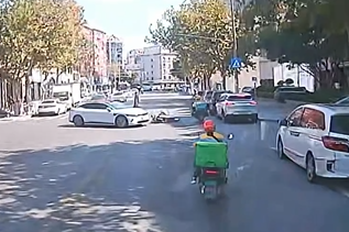 青岛街头车辆发生剐蹭，一群“热心肠”合力救助伤者