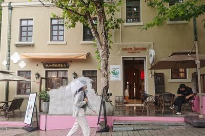 青岛今天多云间阴有阵雨，市区最高气温20℃，最低气温13℃