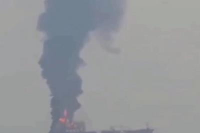 伊朗称一艘违规油轮在霍尔木兹海峡南部触雷爆炸起火