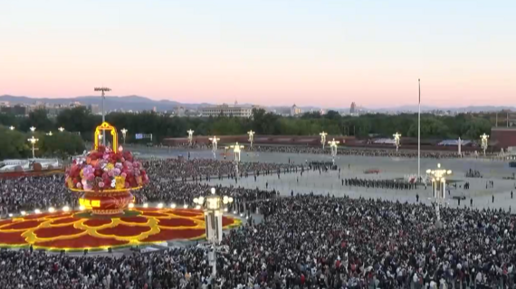 祝福祖国！天安门广场举行国庆升旗仪式