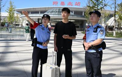 铁路民警国庆假期坚守岗位，护航旅客平安出行（多图）