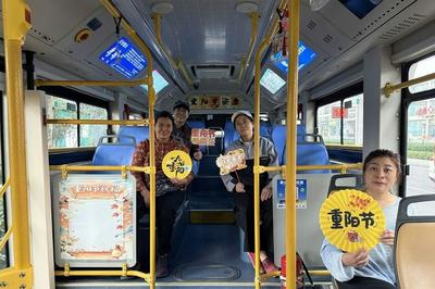 便民适老服务“上新”！青岛巴士318路“敬老文明号”点亮“银发族”出行路