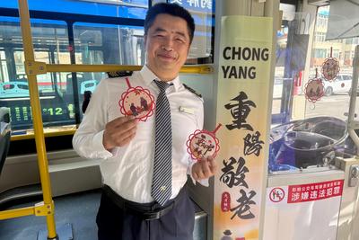 青岛巴士：十米车厢染秋意，一路温情敬重阳