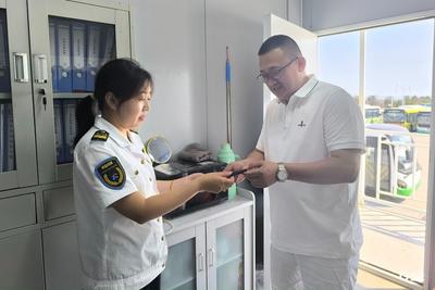 青岛巴士驾驶员暖心守护，乘客手机、备考资料失而复得