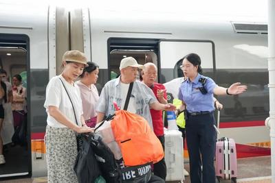 老年人坐火车“折上折”来了！10月18日起，认准这个“敬”字