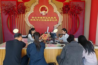 家国同庆，喜结良缘！21对新人今日在青岛首个公园式婚姻登记点许下一生之约